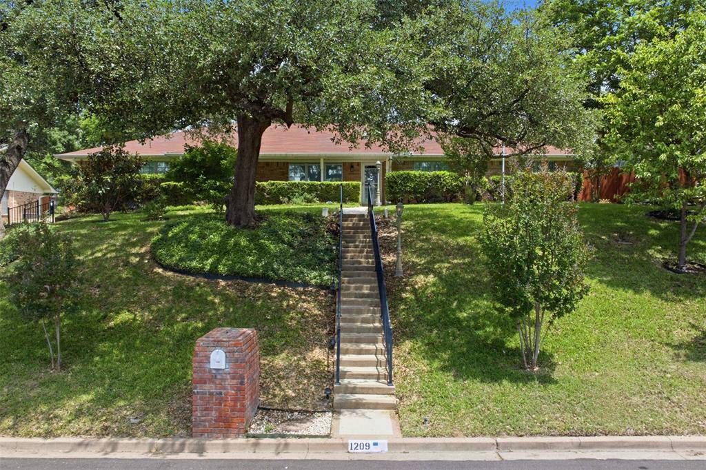 1209 Southwood Drive, Woodway, TX 76712