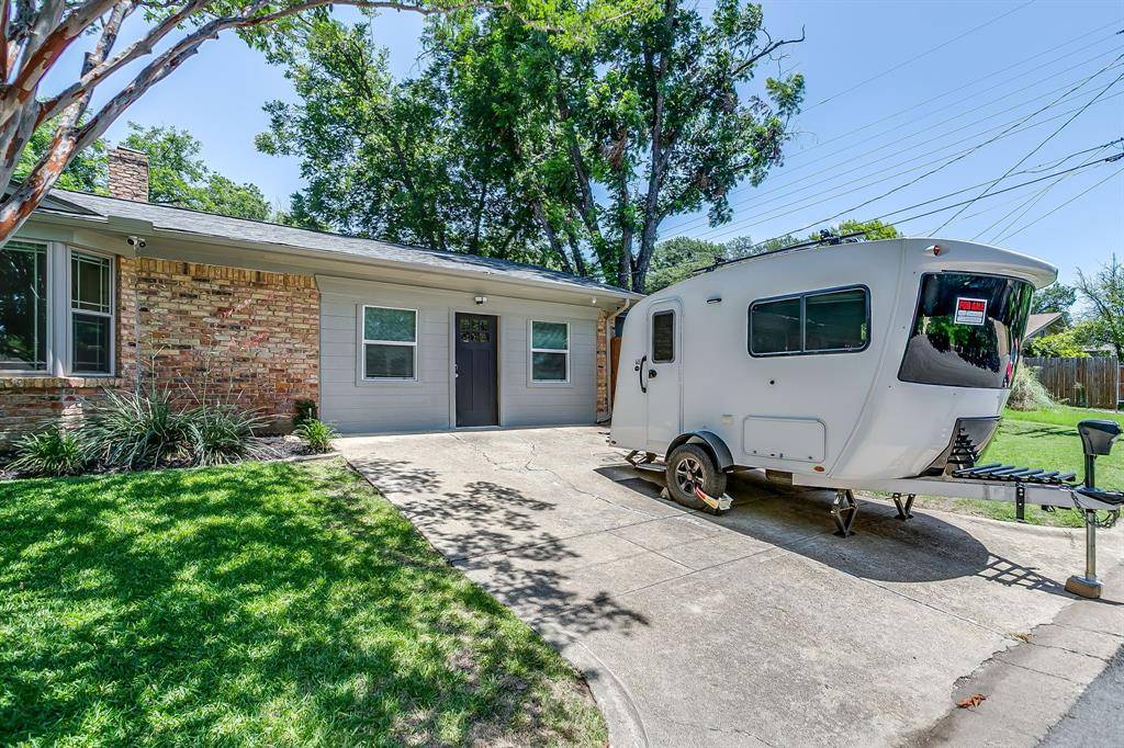 3825 Twilight Drive S, Benbrook, TX 76116