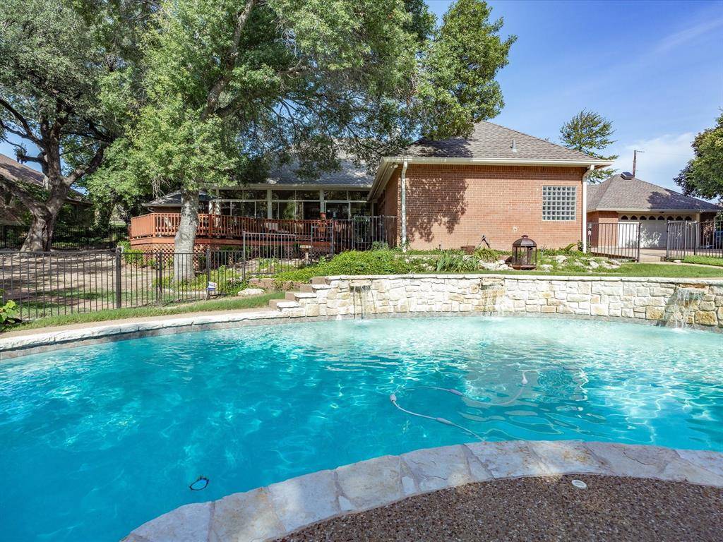 201 Coach House Circle, Fort Worth, TX 76108