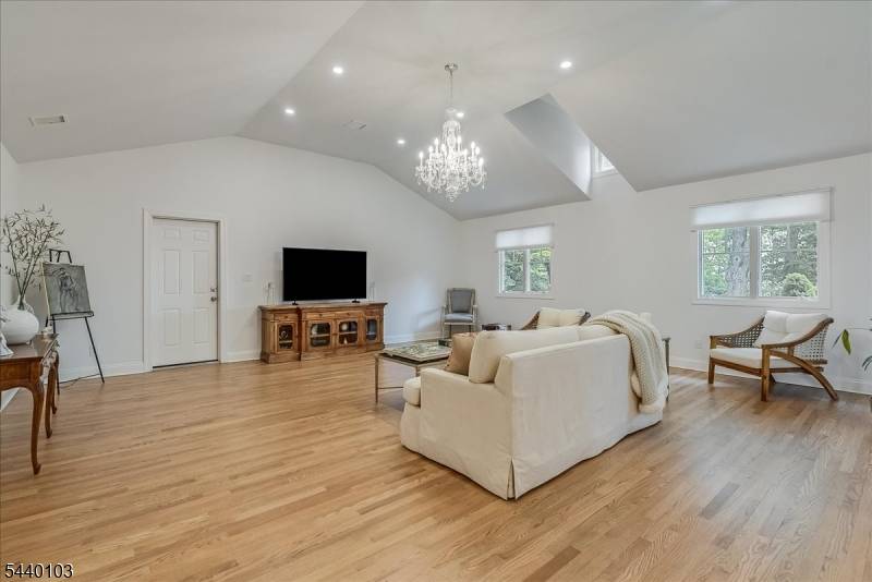 8 Sheeprock Rd, Kinnelon Boro, NJ 07405