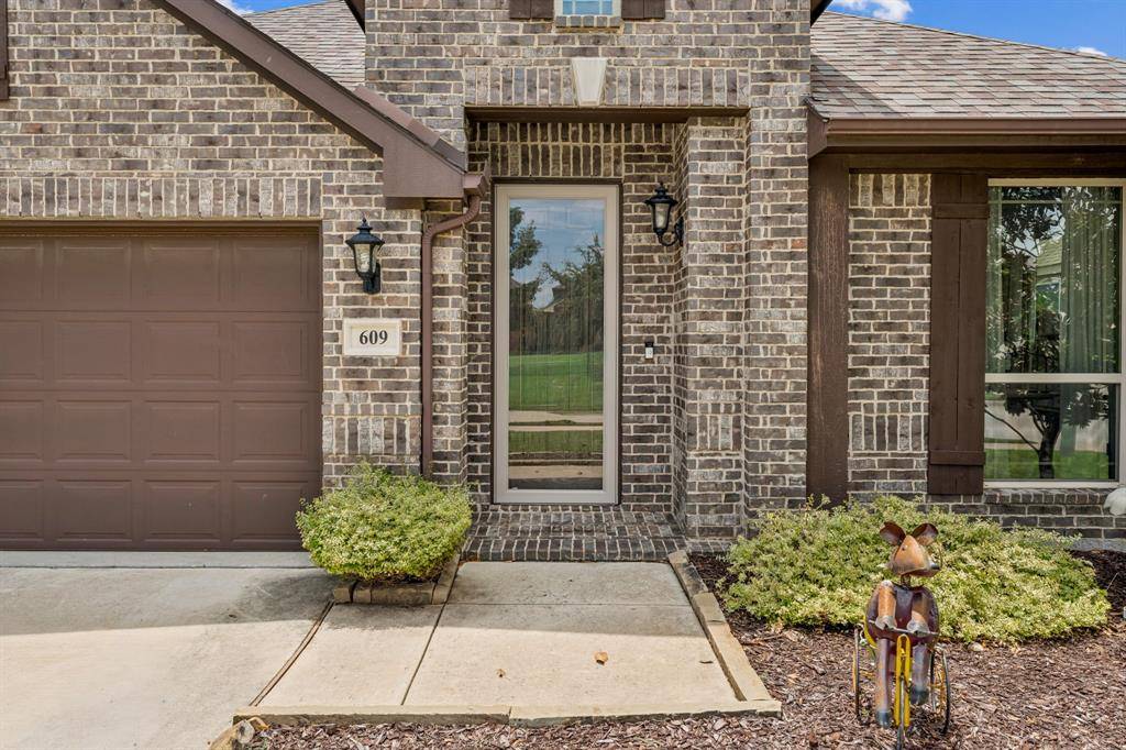 609 Fox View Drive, Fort Worth, TX 76131