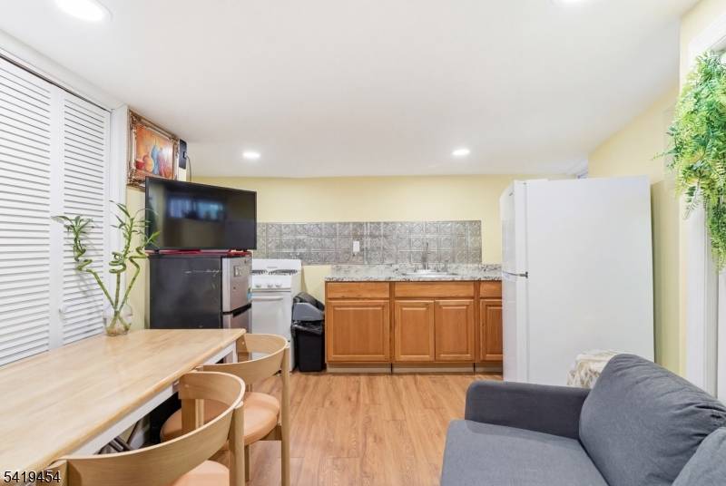 61 Cutler St, Newark City, NJ 07104