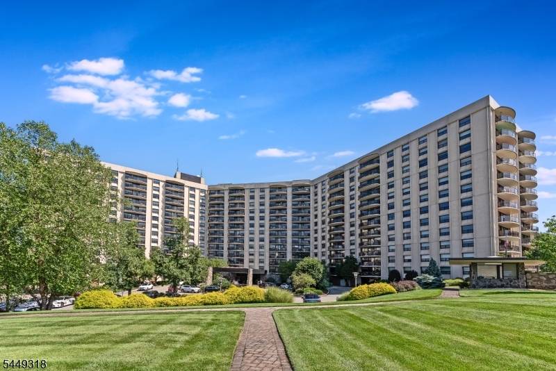 2 Claridge Dr #1NE, Verona Twp., NJ 07044