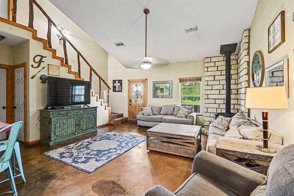 1342 County Road 1180, Decatur, TX 76234