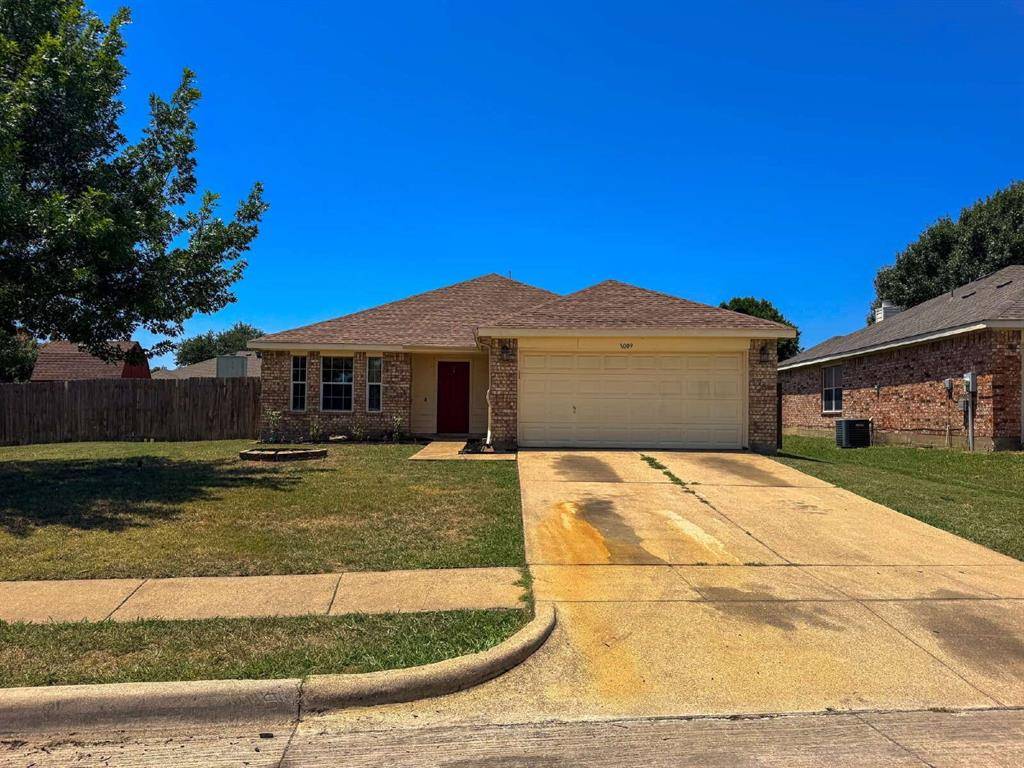 1009 Mckavett Drive, Burleson, TX 76028