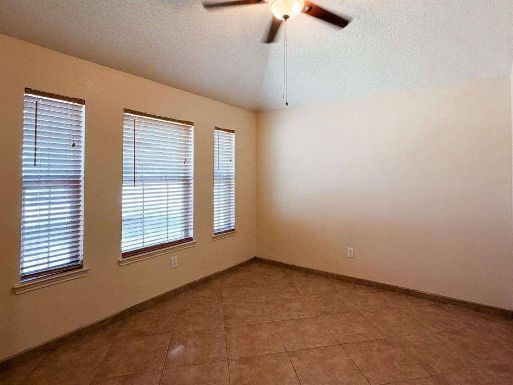 1009 Mckavett Drive, Burleson, TX 76028