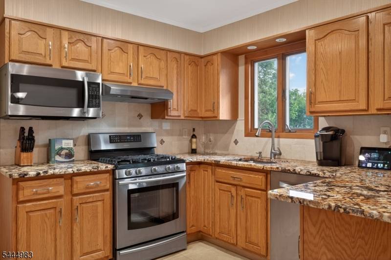 24 Deerwood Ave, Edison Twp., NJ 08817