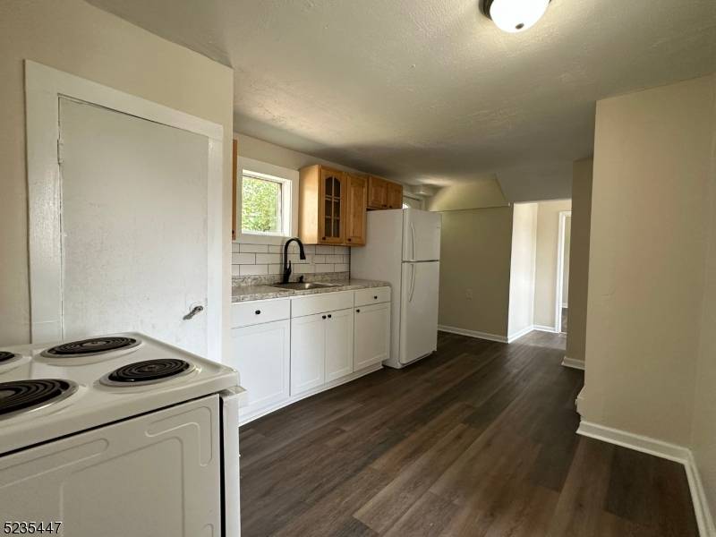 14 W Main St Apt A, Clinton Town, NJ 08809