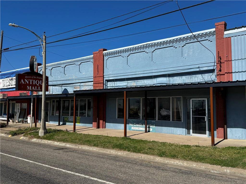 208 E Gassaway Avenue, Lott, TX 76656