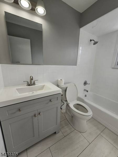 15 Dell Glen Ave #2, Lodi Boro, NJ 07644