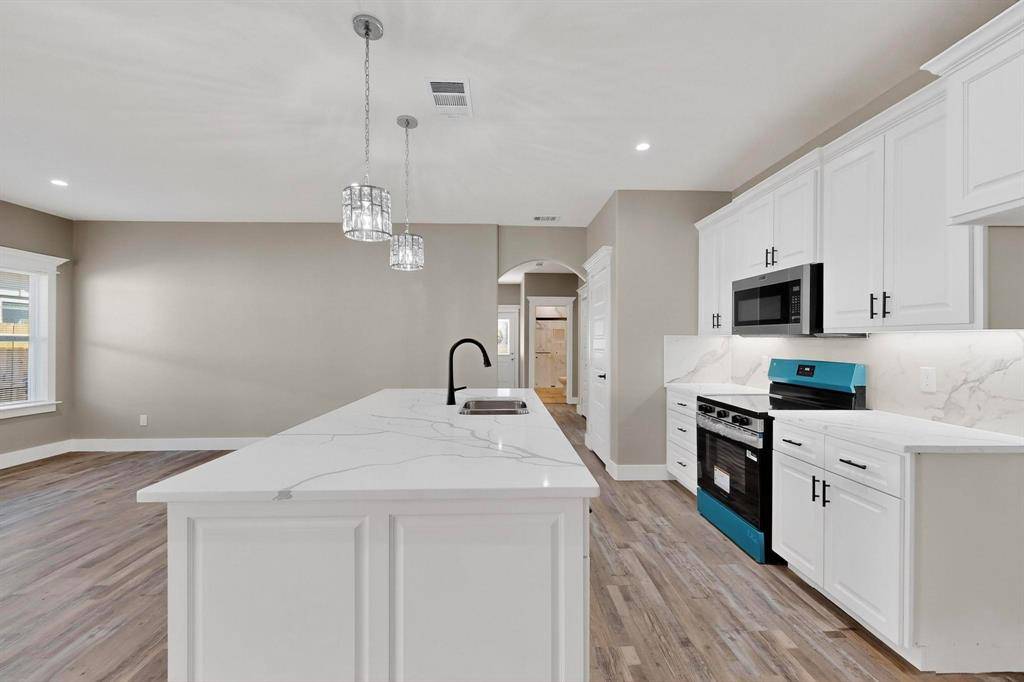 1221 S Rockwall Avenue, Terrell, TX 75160
