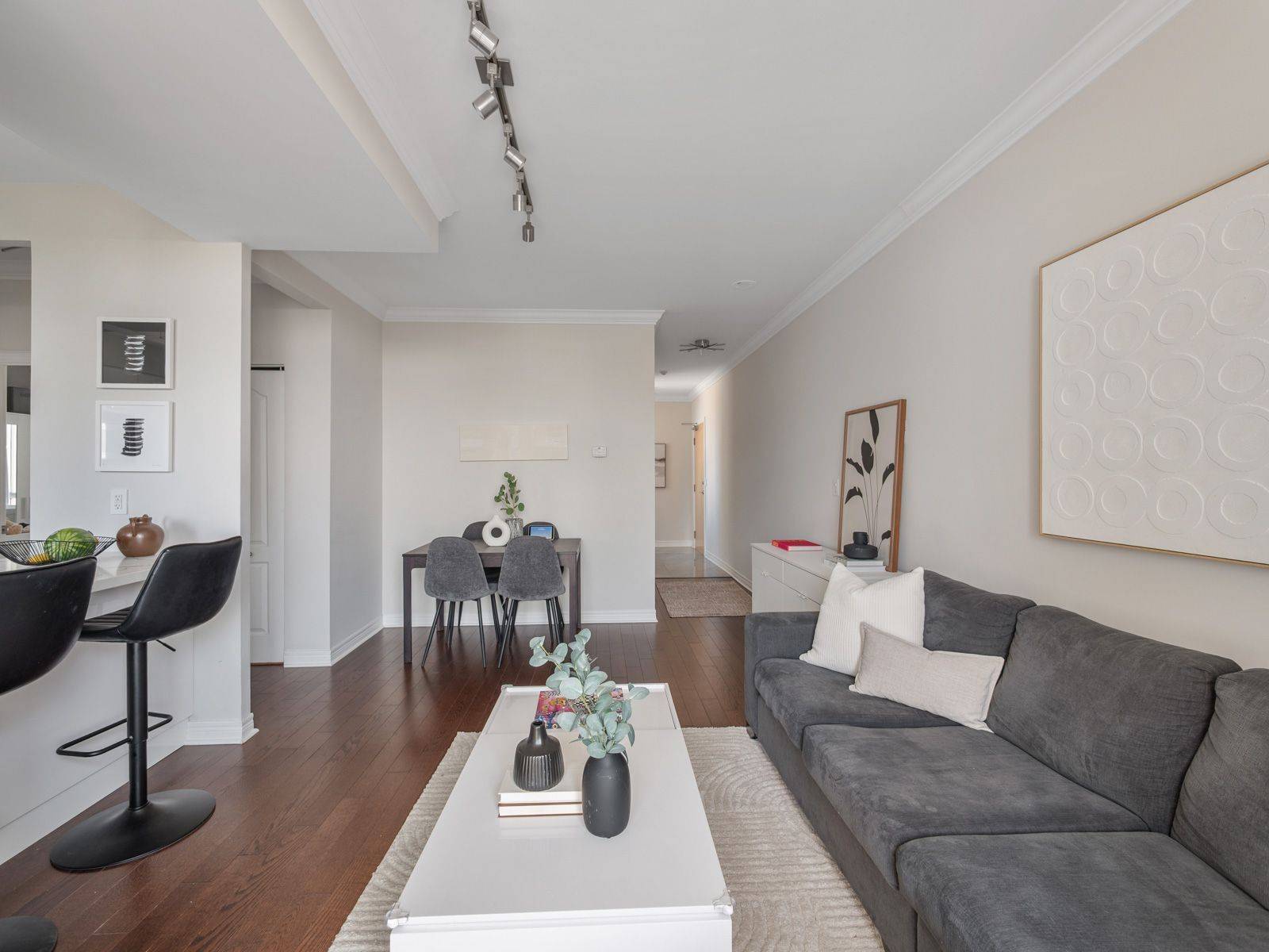 212 Eglinton AVE E #PH303, Toronto C10, ON M4P 0A3