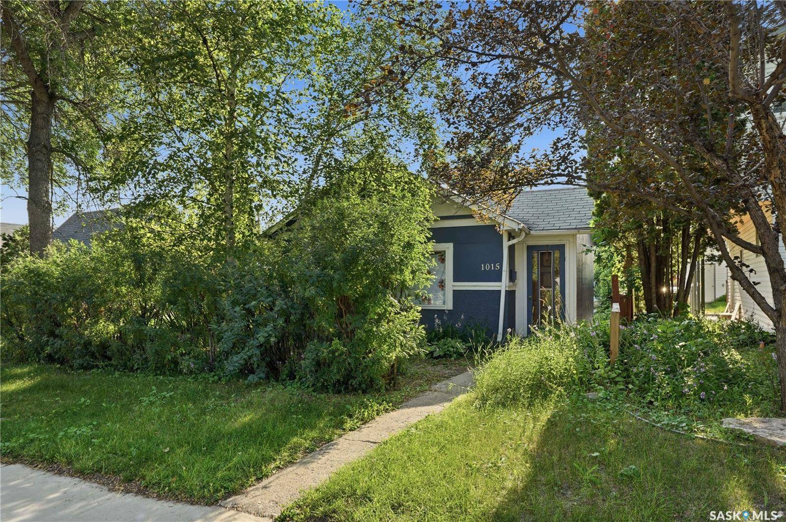 1015 J AVENUE N, Saskatoon, SK S7L 2L3