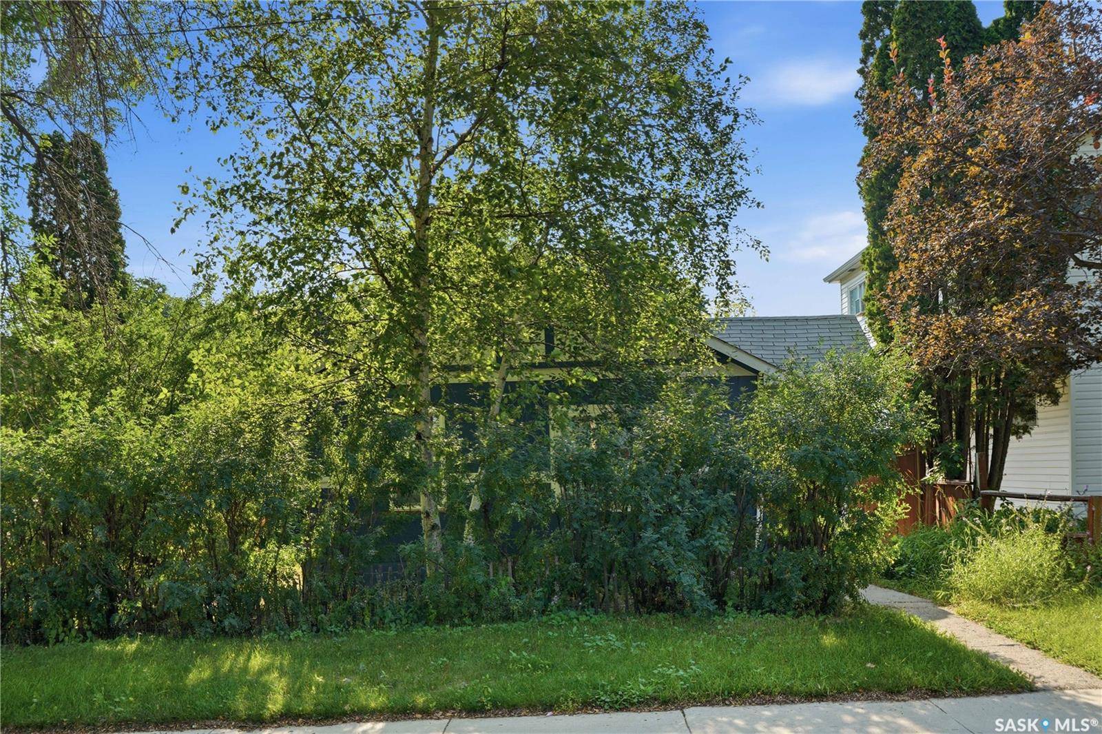1015 J AVENUE N, Saskatoon, SK S7L 2L3
