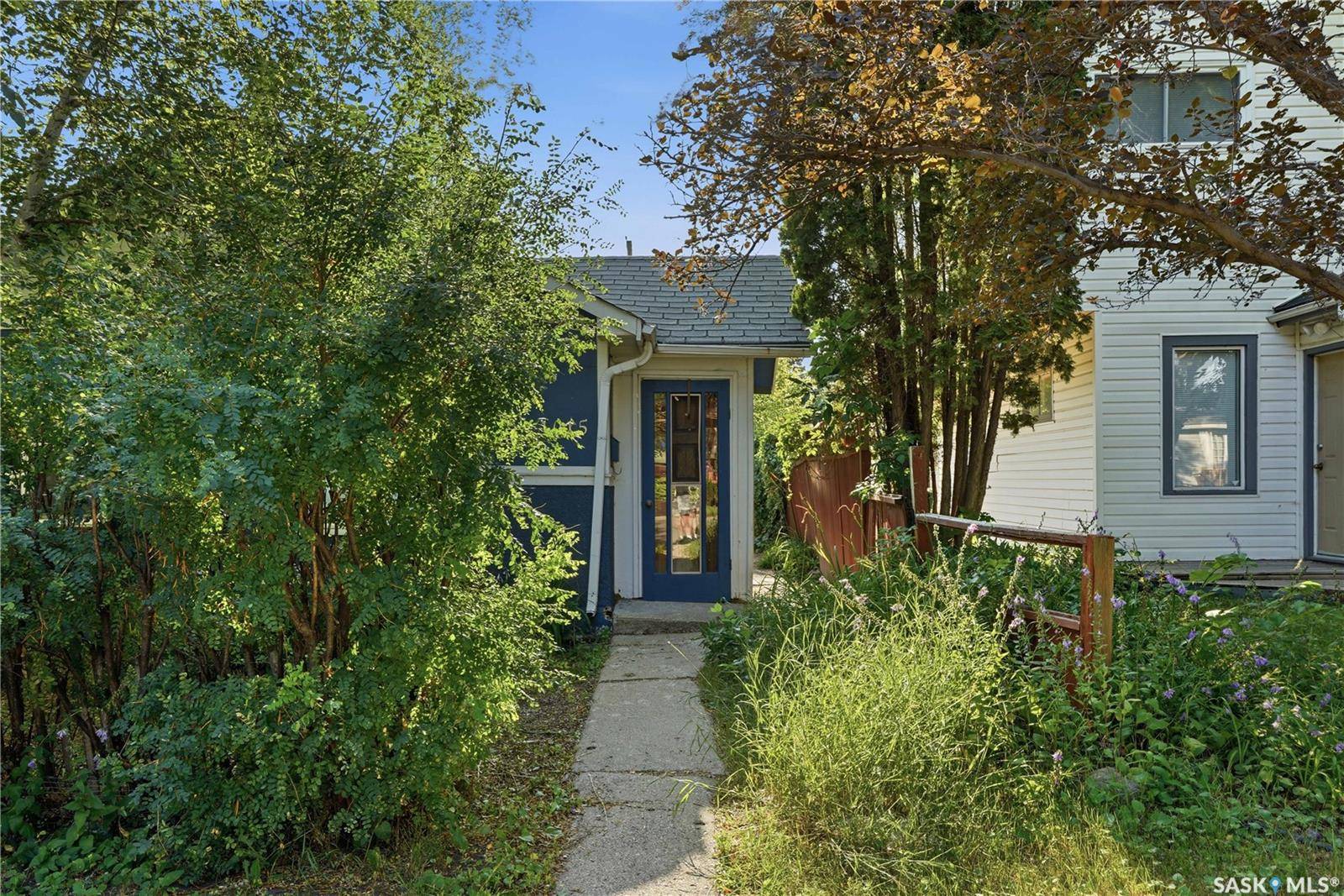 1015 J AVENUE N, Saskatoon, SK S7L 2L3