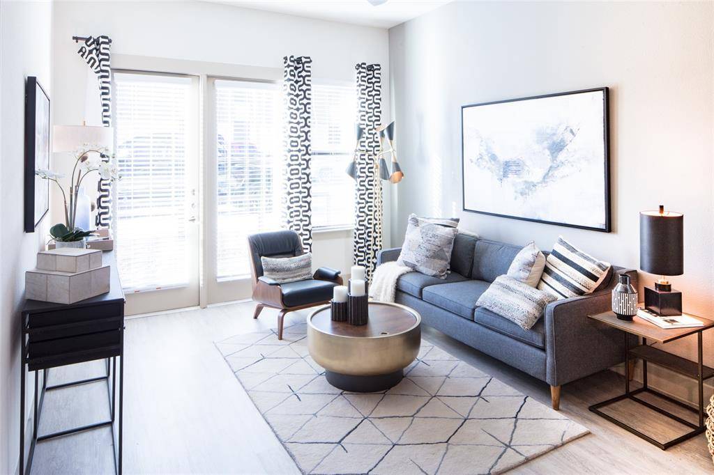 901 N Zang Boulevard #101, Dallas, TX 75208