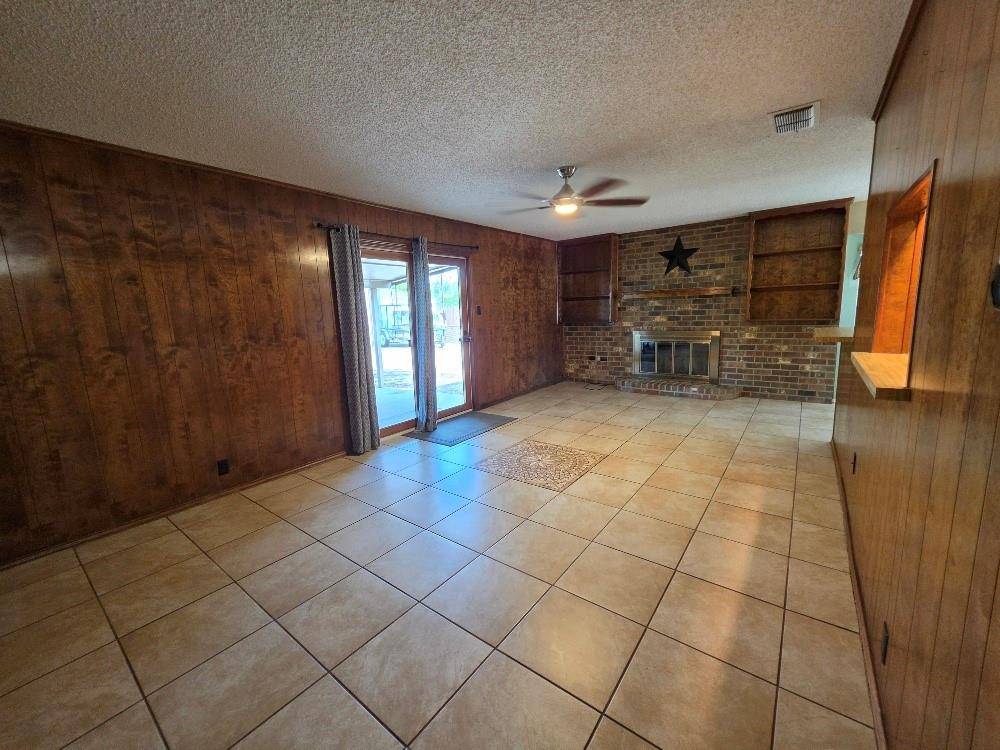 2024 Pebblecreek Drive, Cleburne, TX 76033