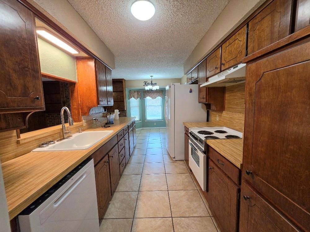 2024 Pebblecreek Drive, Cleburne, TX 76033