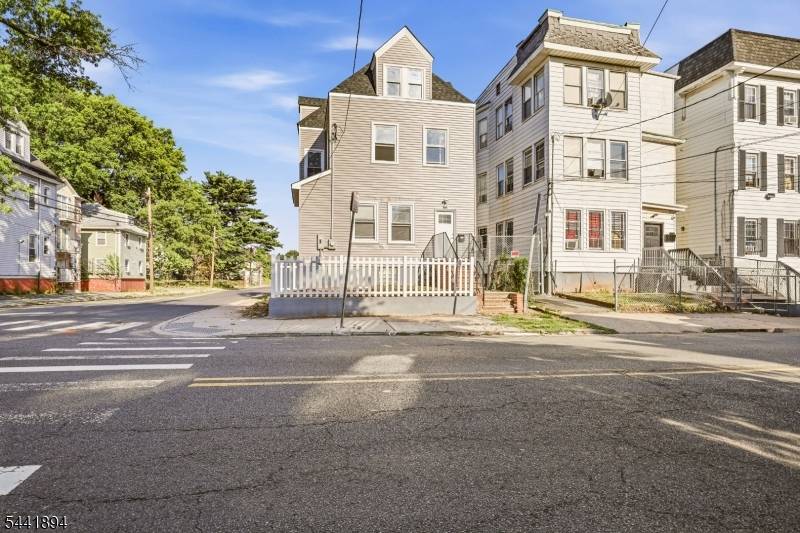 44 Fabyan Pl, Newark City, NJ 07108