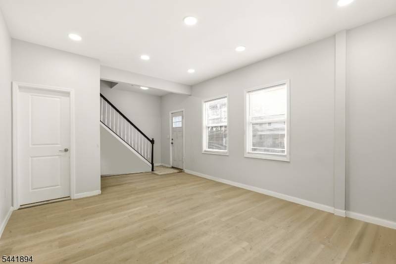 44 Fabyan Pl, Newark City, NJ 07108