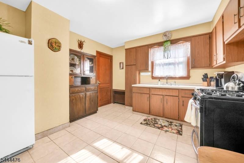 95 E 7Th St, Clifton City, NJ 07011