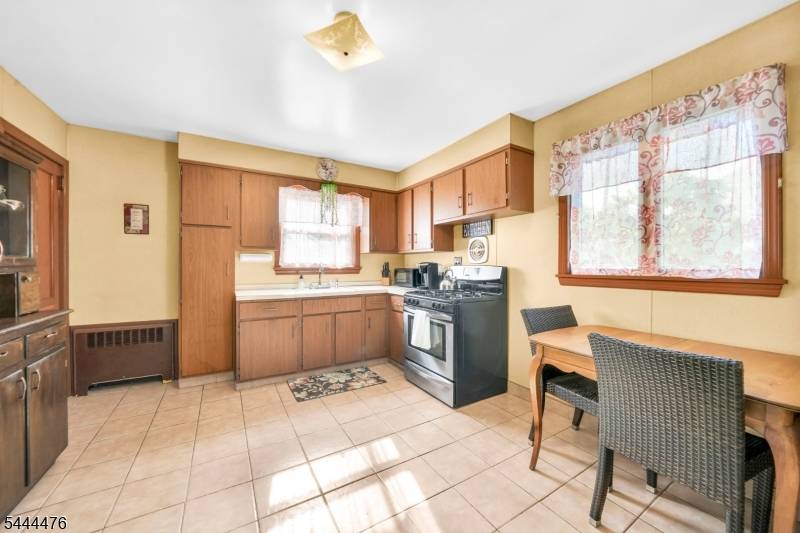 95 E 7Th St, Clifton City, NJ 07011