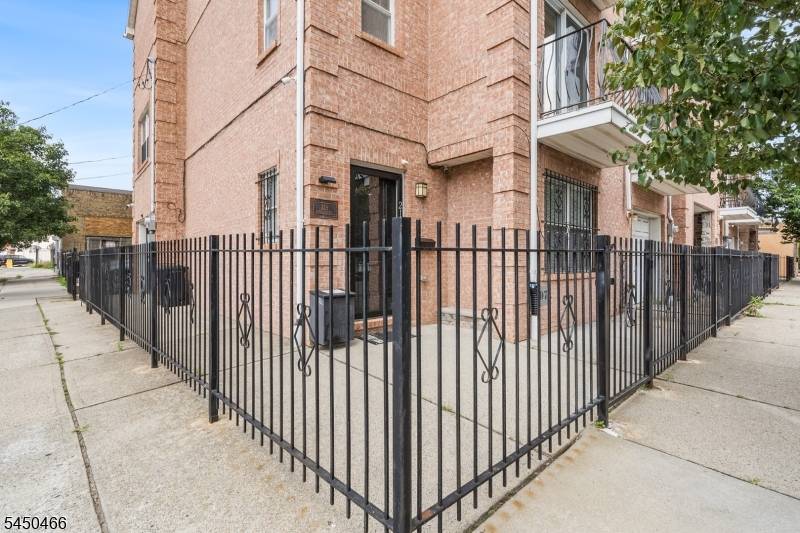 219 Broad St, Newark City, NJ 07104