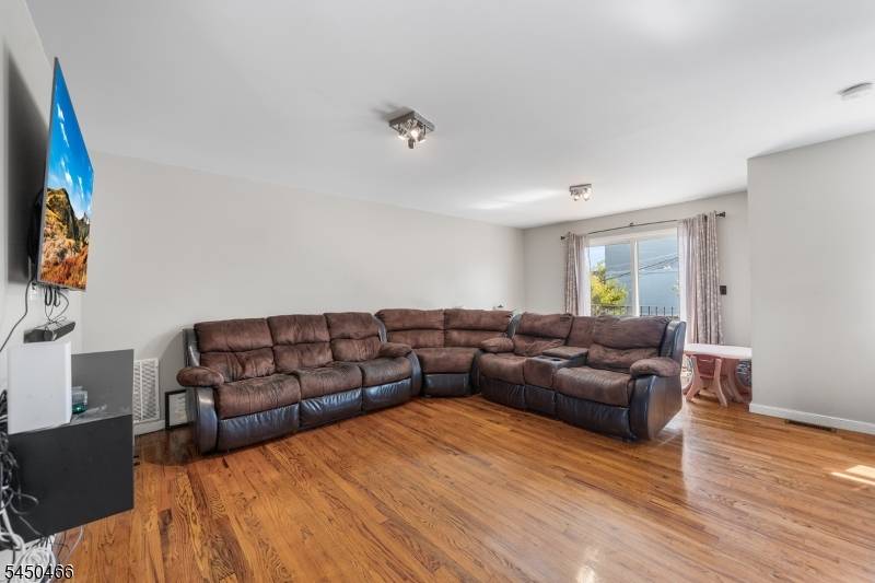 219 Broad St, Newark City, NJ 07104