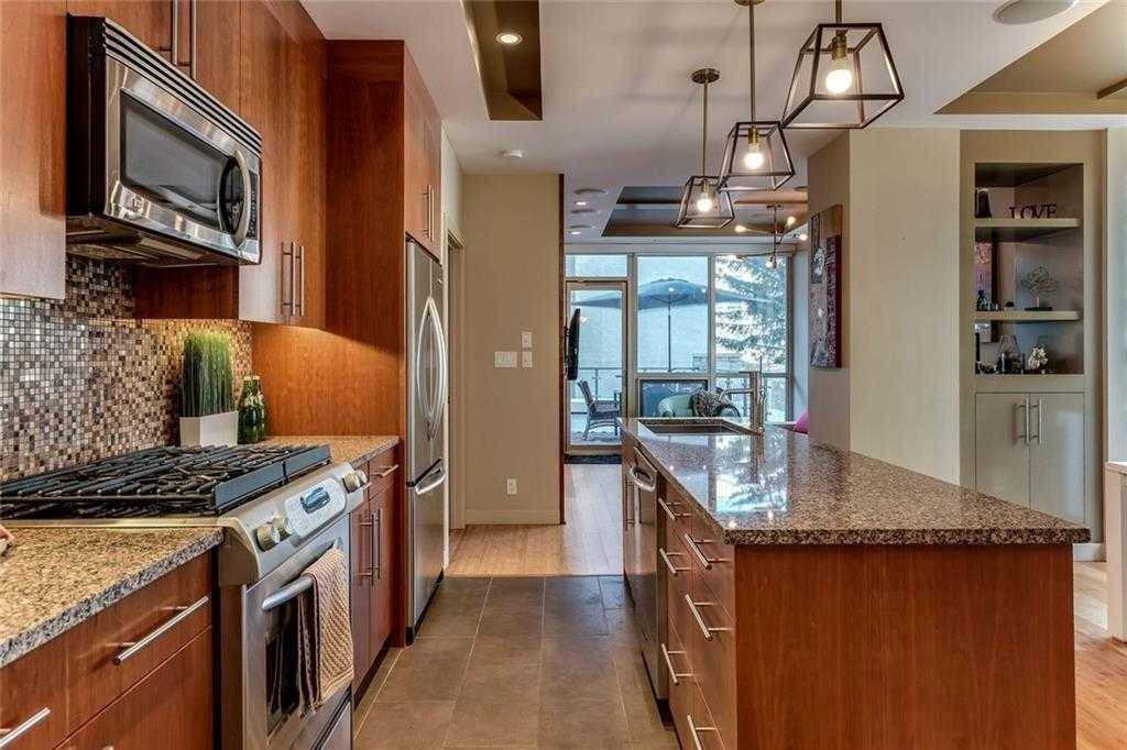 701 3 AVE SW #204, Calgary, AB T2P 5R3