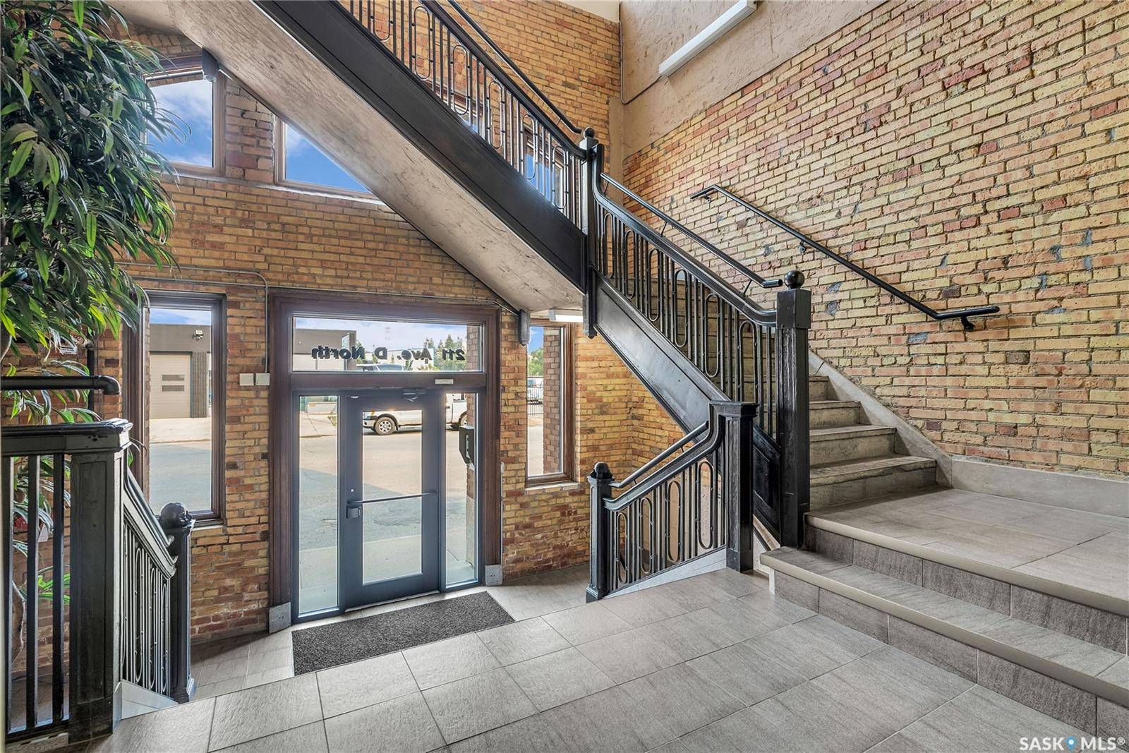 211 D AVENUE N #206, Saskatoon, SK S7L 1M7