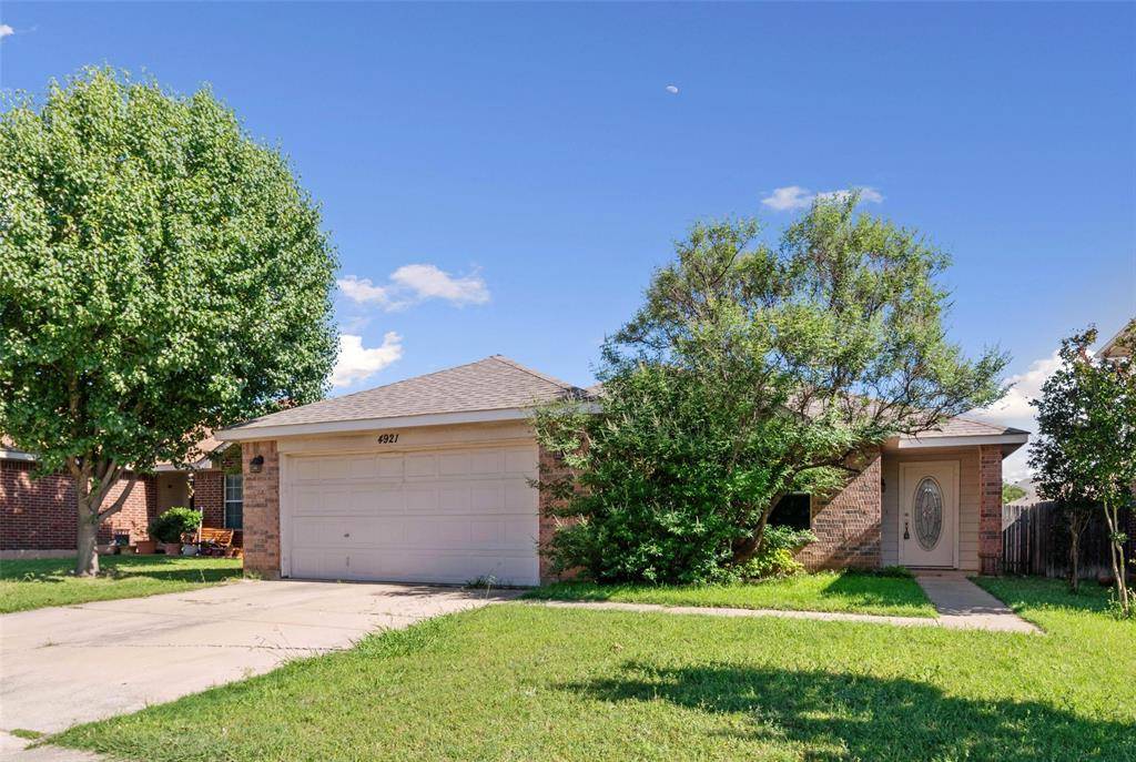 4921 Thorn Hollow Drive, Fort Worth, TX 76244