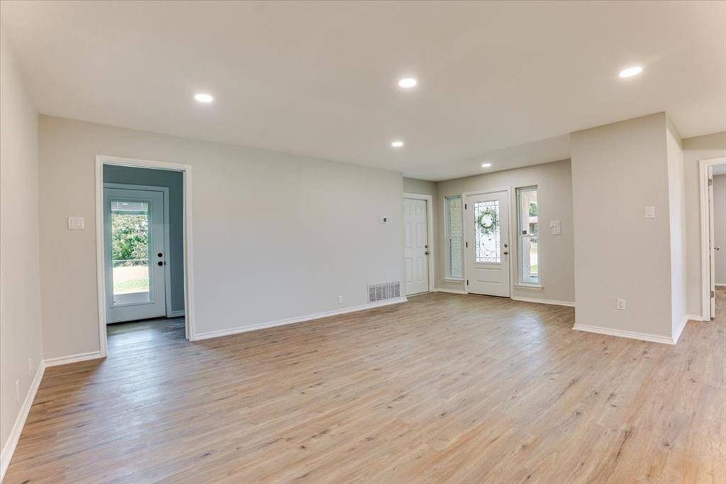 104 Pontiac Drive, Lake Kiowa, TX 76240