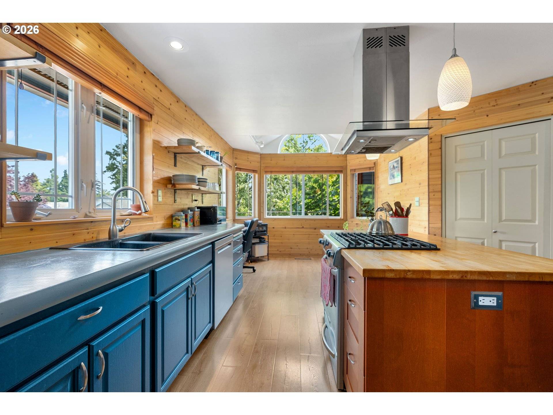 780 ST CHARLES PLACE RD, Hood River, OR 97031