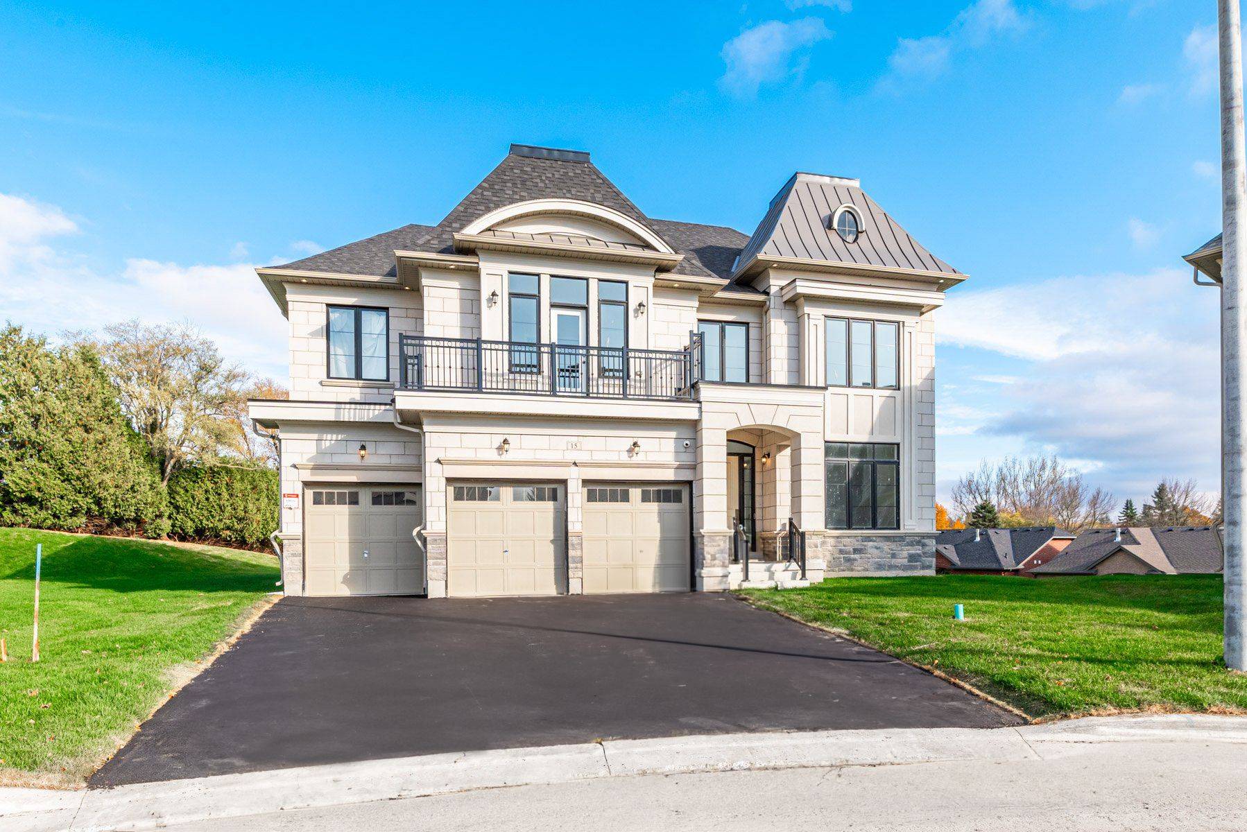 15 Kenneth Campbell CT, Aurora, ON L4G 5Z4