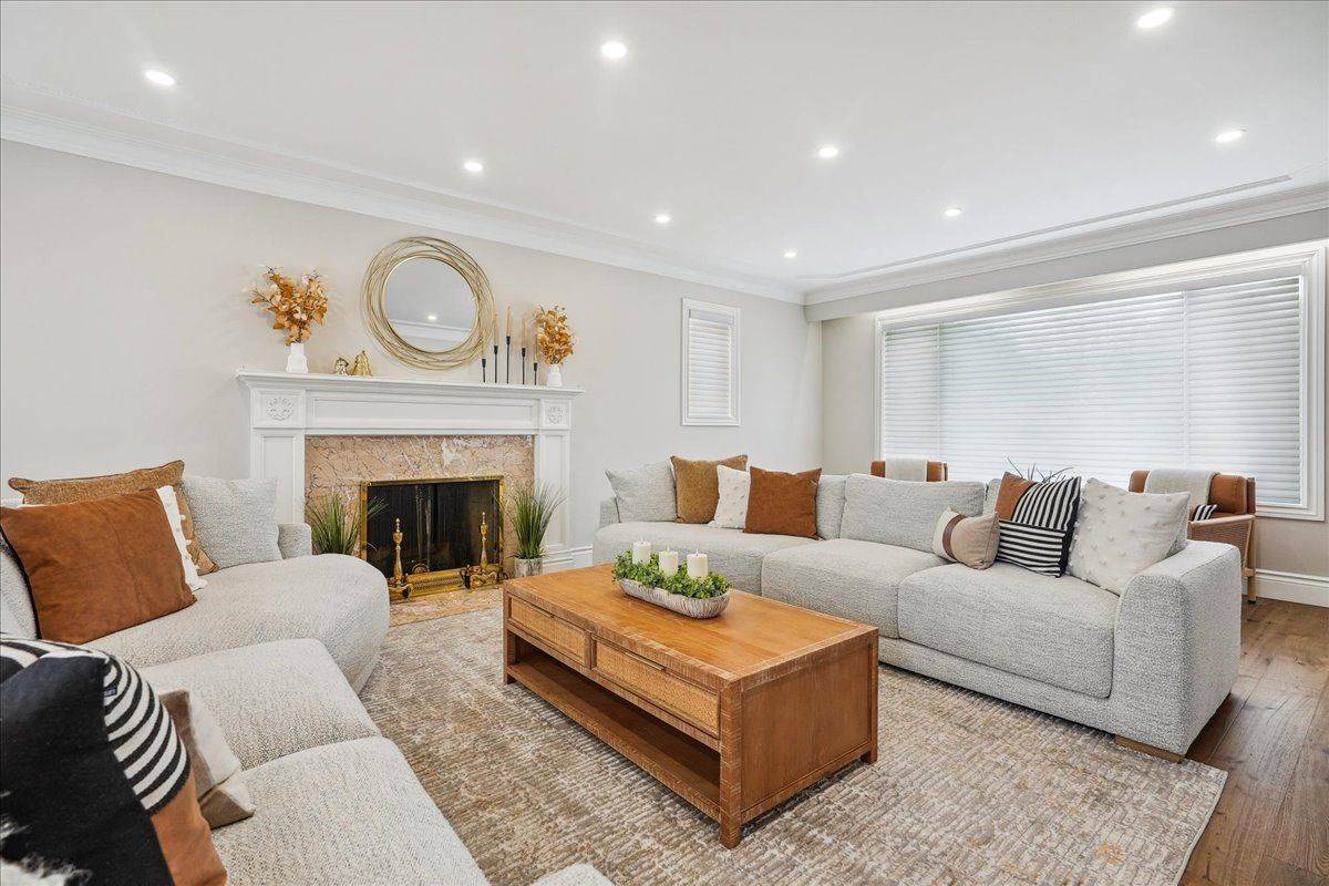 10 Azalea CT, Hamilton, ON L8J 1K4