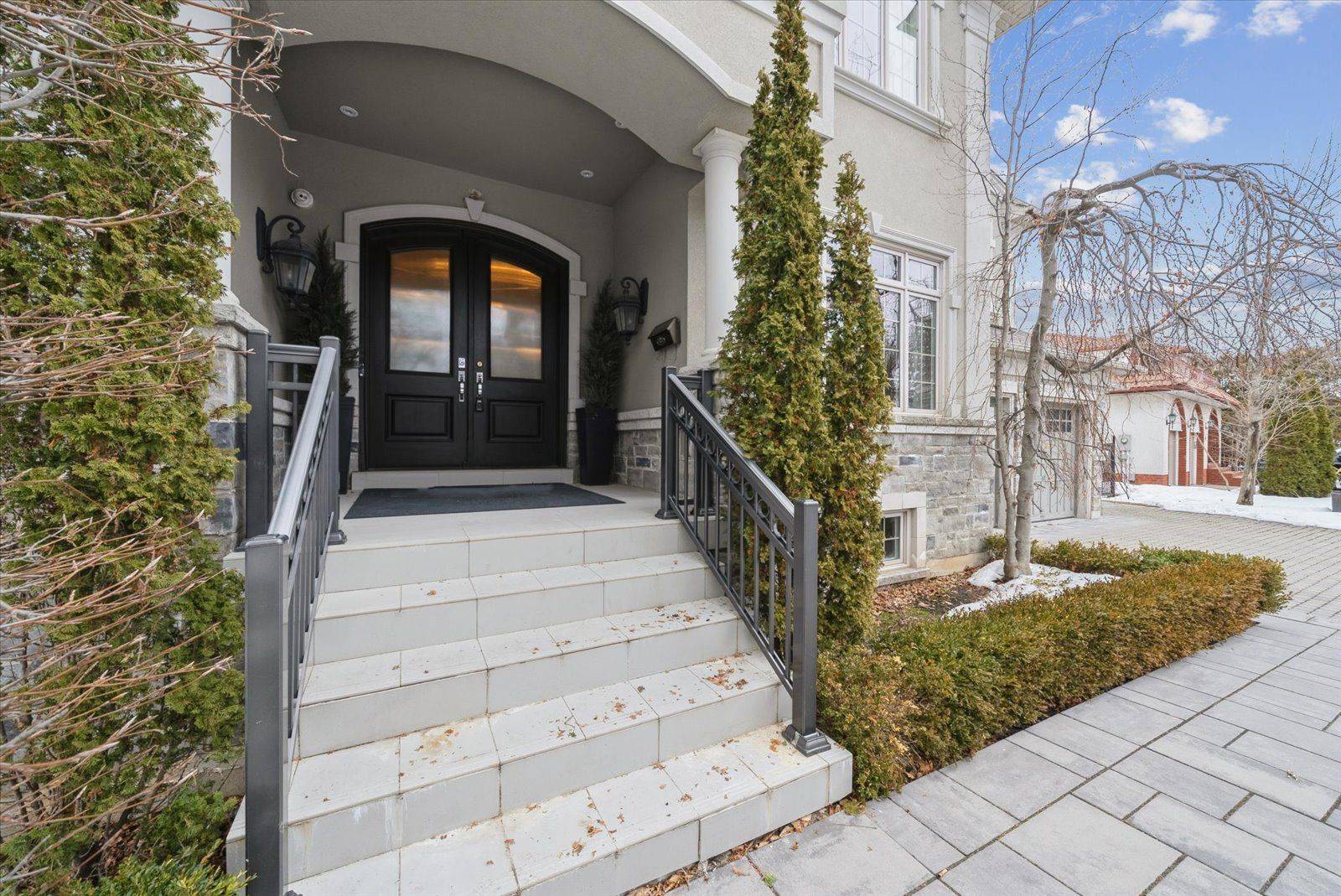 8 Thornhill AVE, Vaughan, ON L4J 1J4