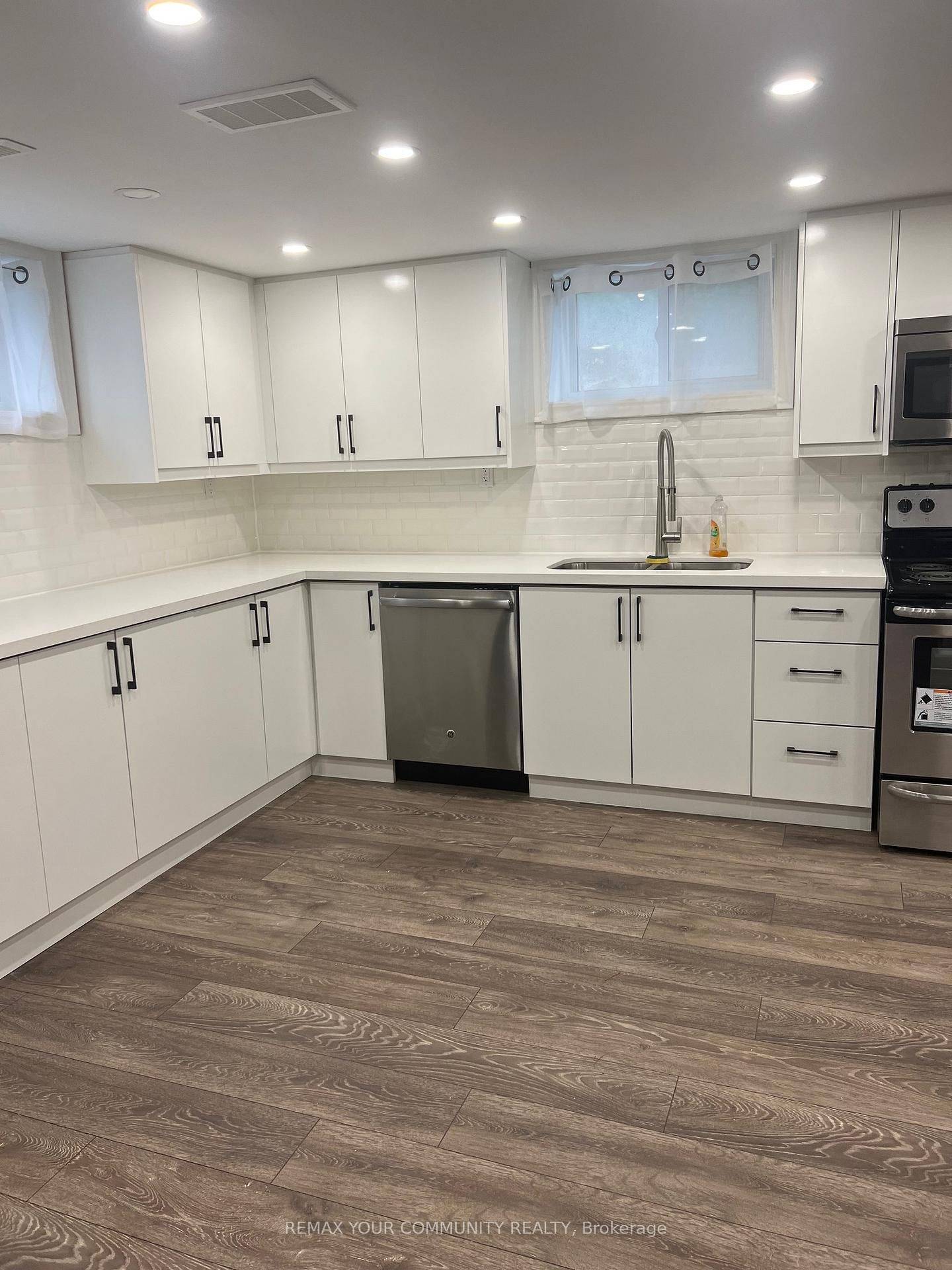 23 Irwin AVE, Aurora, ON L4G 3G1