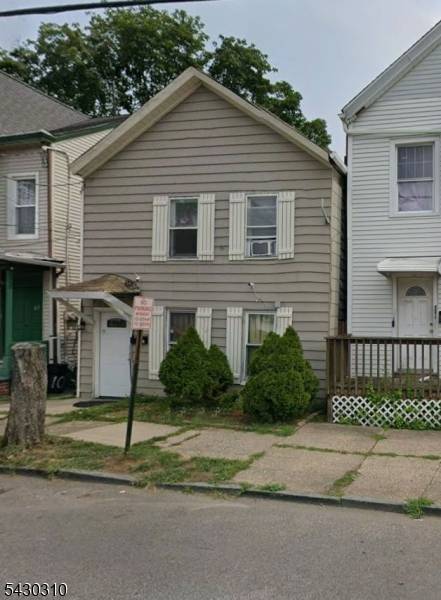 8 Kossuth St, Haledon Boro, NJ 07508