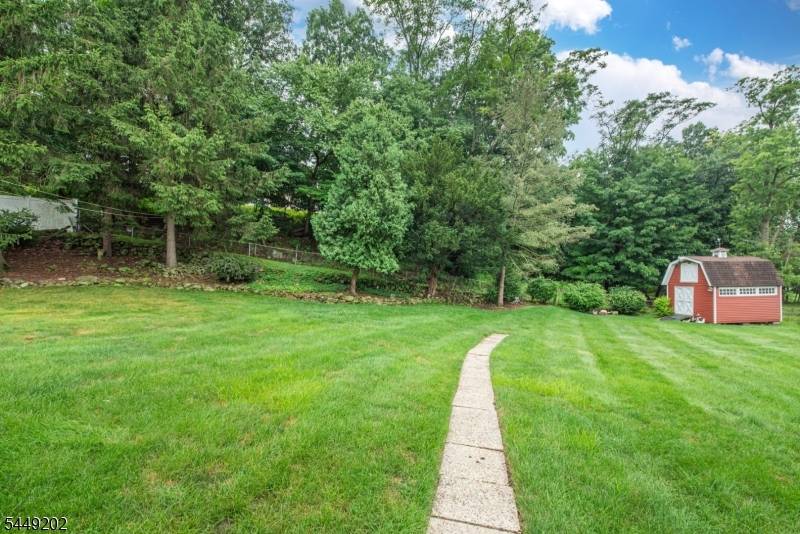 17 South Dr, Woodland Park, NJ 07424