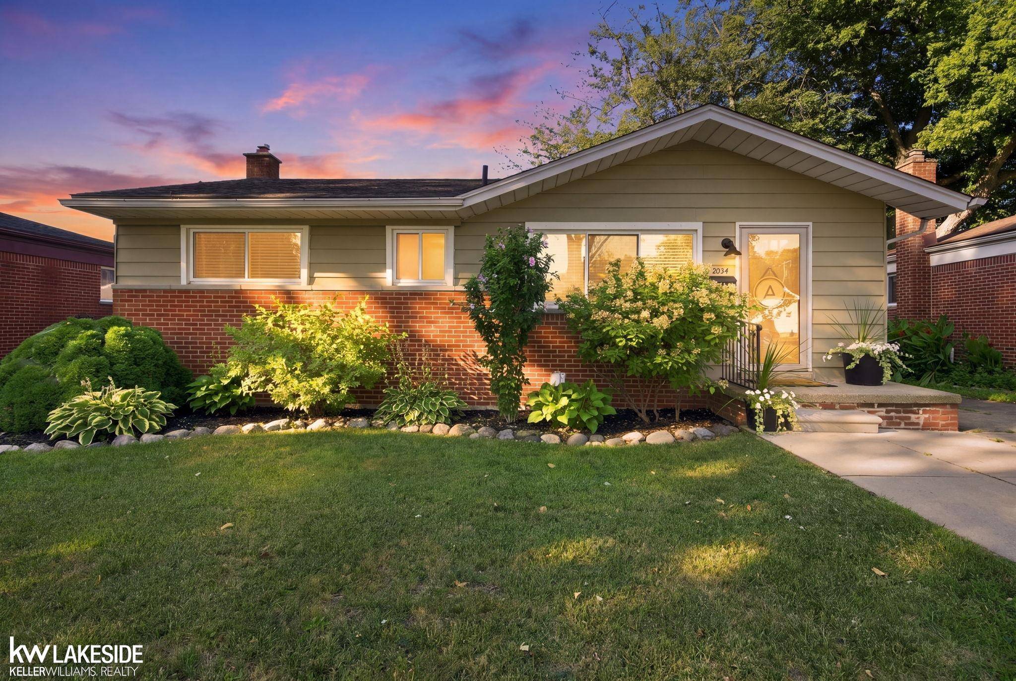 22834 E 13 MILE RD, St Clair Shores, MI 48082