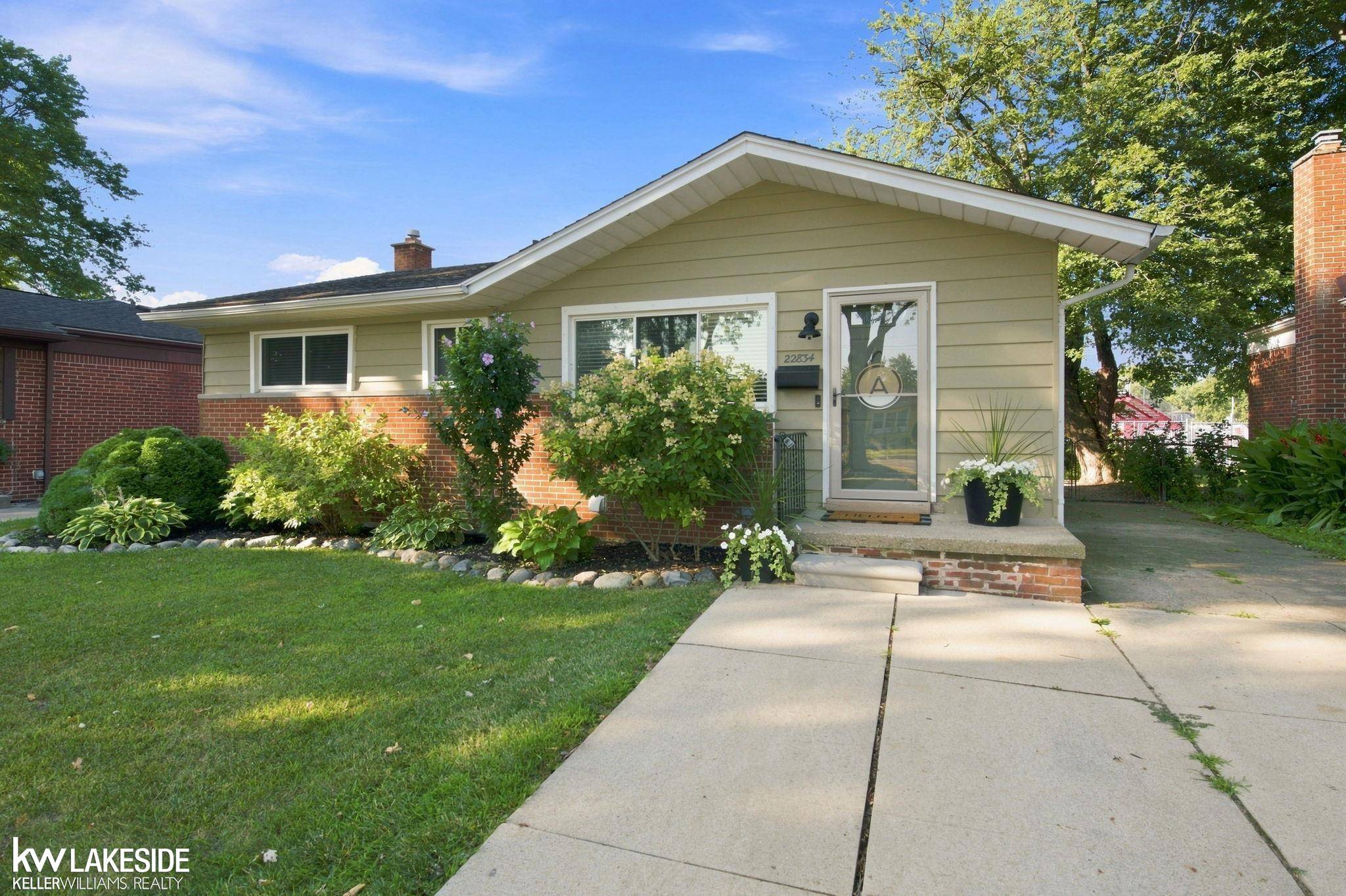 22834 E 13 MILE RD, St Clair Shores, MI 48082