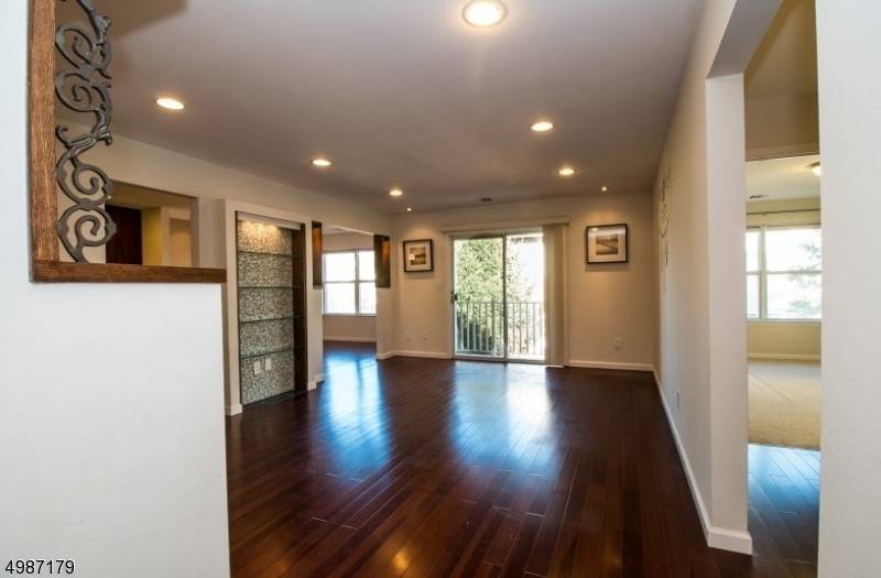 22 Frankie Ln, East Hanover Twp., NJ 07936