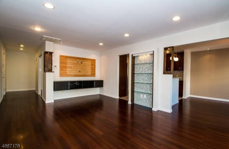 22 Frankie Ln, East Hanover Twp., NJ 07936