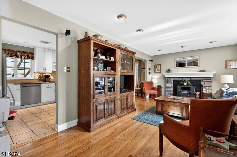 18 Hillcrest Dr, Bloomingdale Boro, NJ 07403