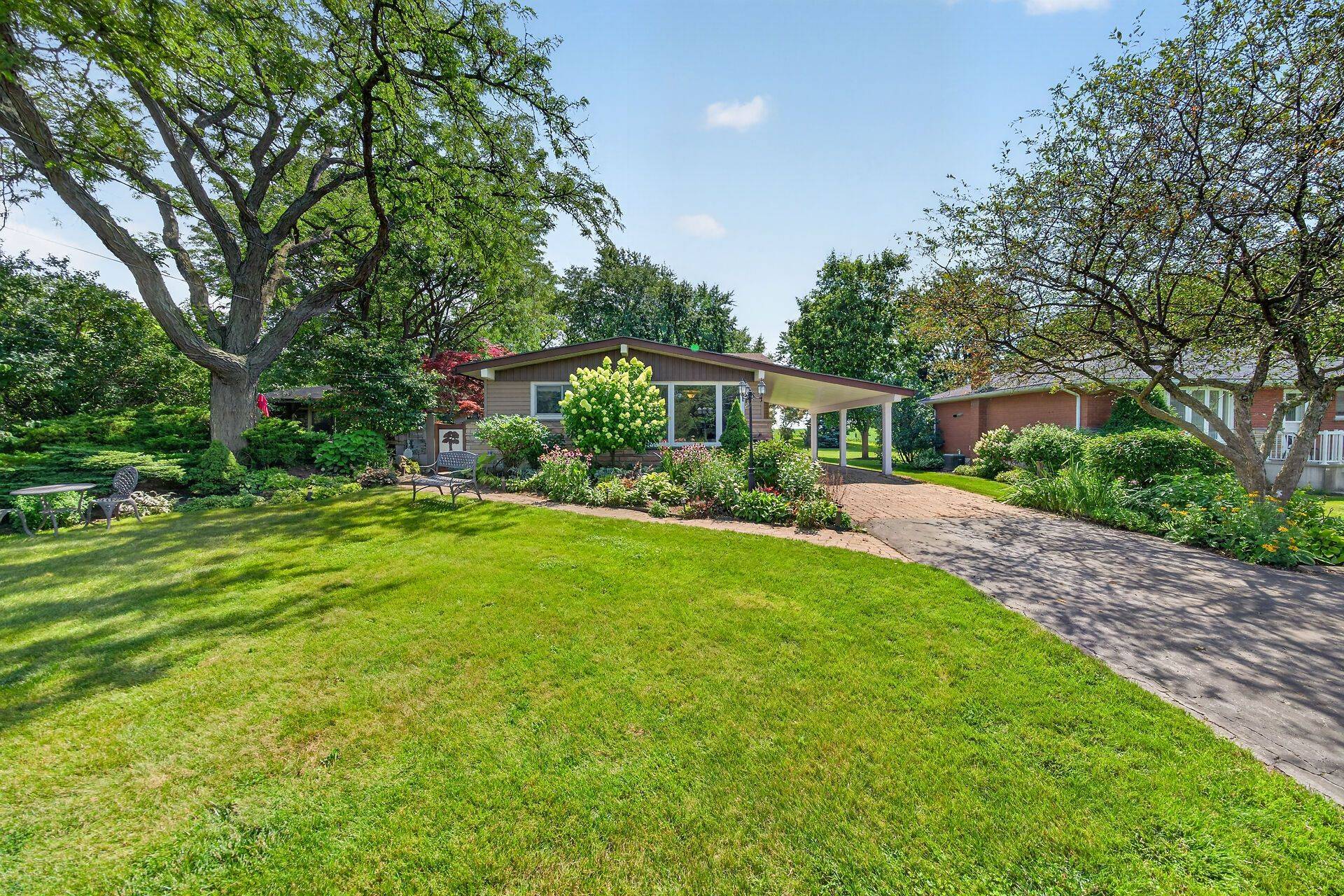 8399 Dickenson RD E, Hamilton, ON L0R 1W0
