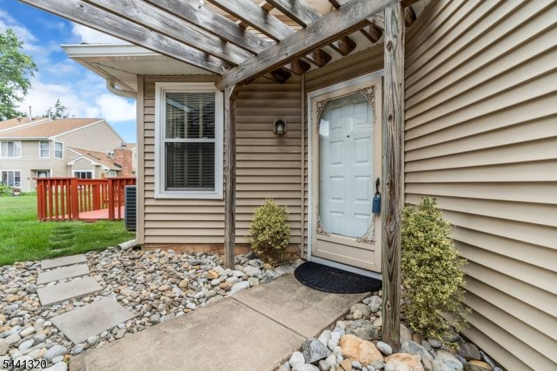 93 Driftwood Dr., Franklin Twp., NJ 08873