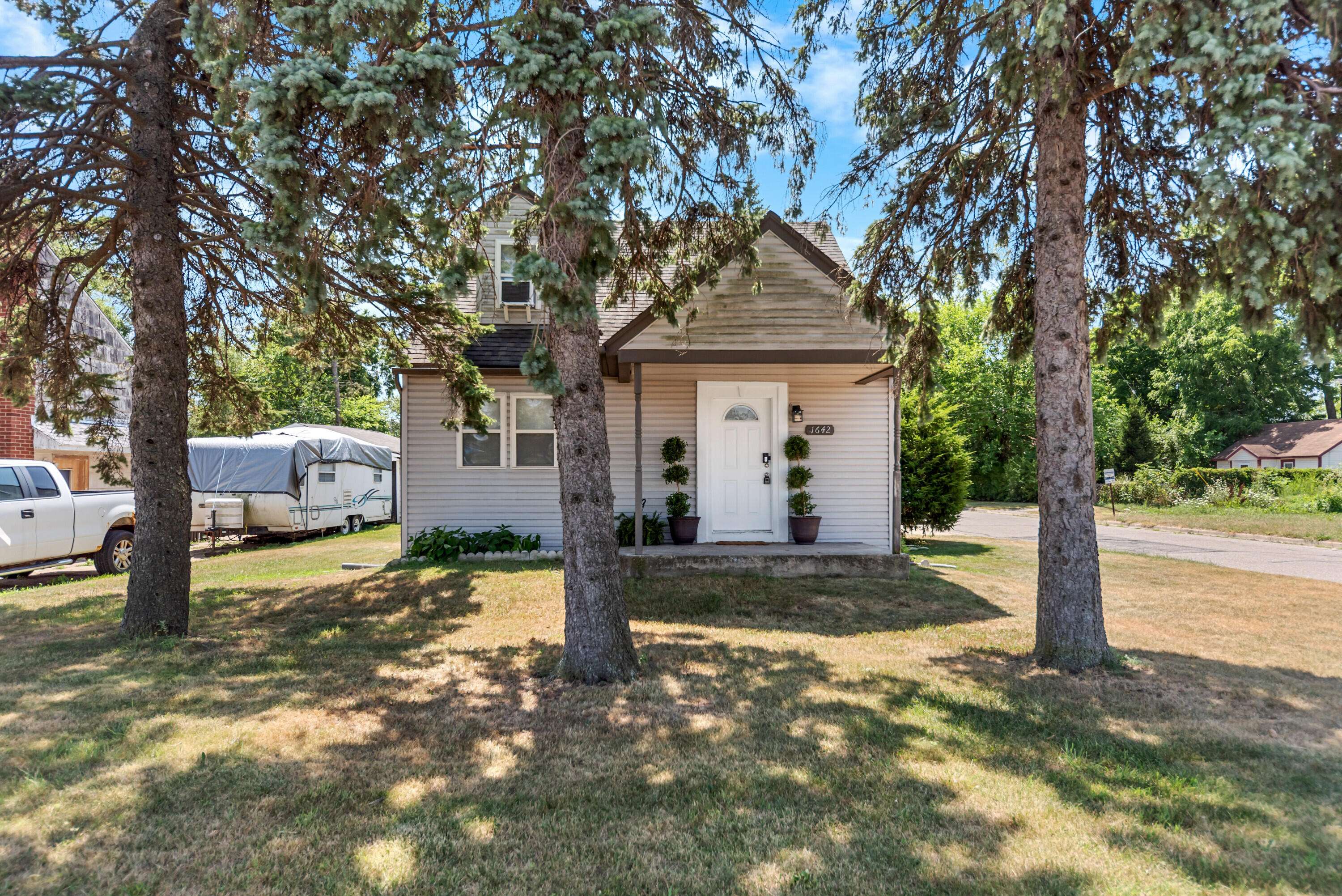 1642 Holmes RD, Ypsilanti Twp, MI 48198