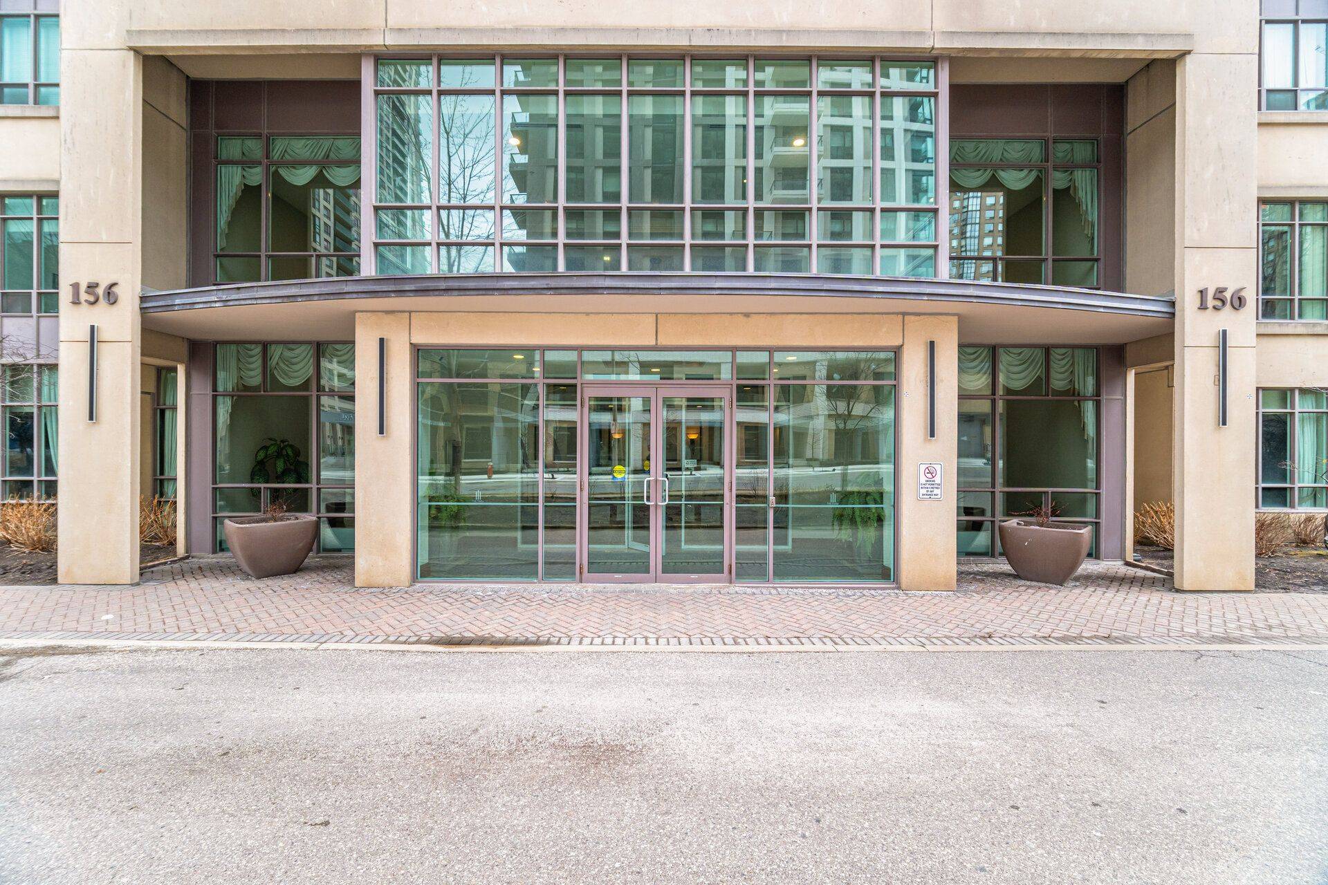 156 Enfield PL #703, Mississauga, ON L5B 4L8