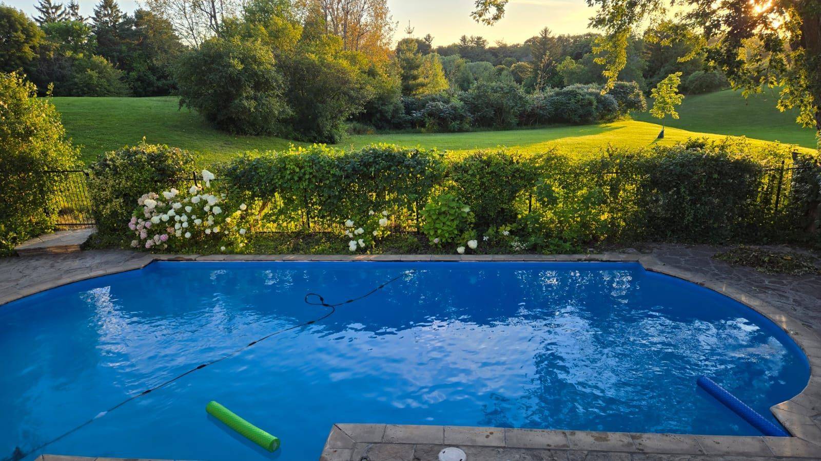 6 Penwood CRES, Toronto C13, ON M3B 2B9