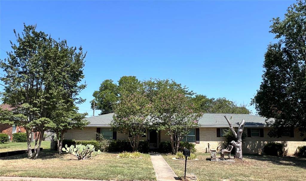 1206 Crestwood Drive, Cleburne, TX 76033